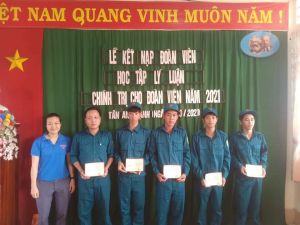 TRIỂN KHAI CHO ĐOÀN VIÊN KẾT NẠP MỚI HỌC LÝ LUẬN CHÍNH TRỊ